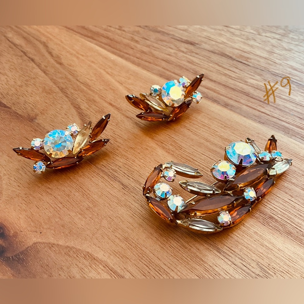 Ensemble de boucles d’oreilles et broche vintage.